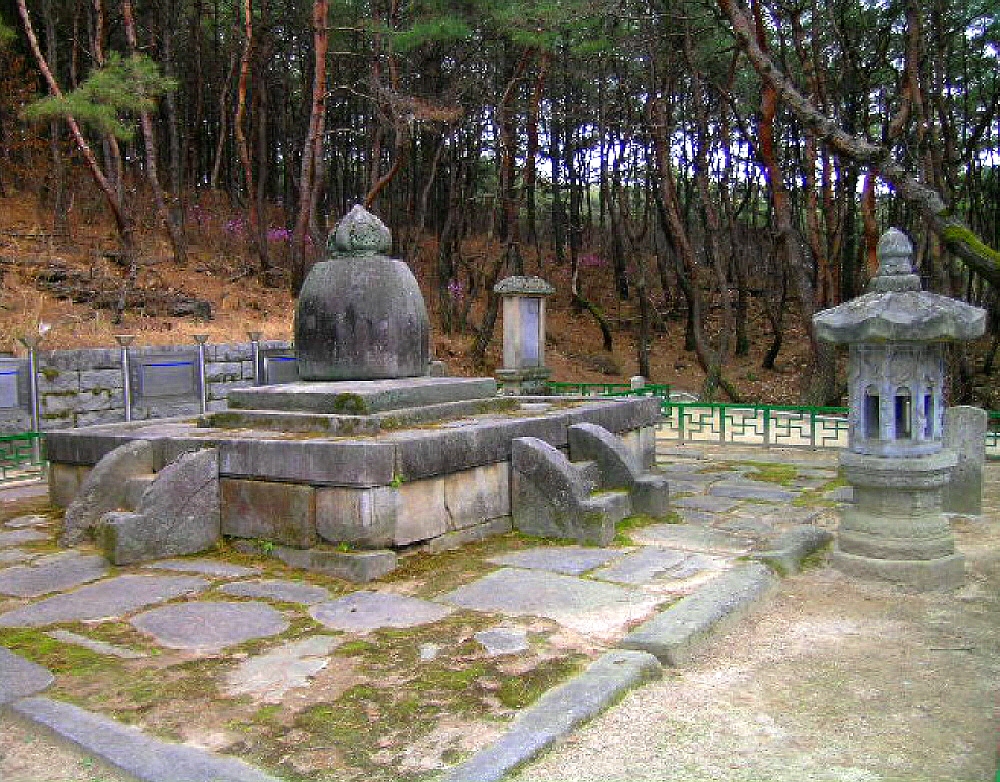 나옹선사 석종형 승탑 전경